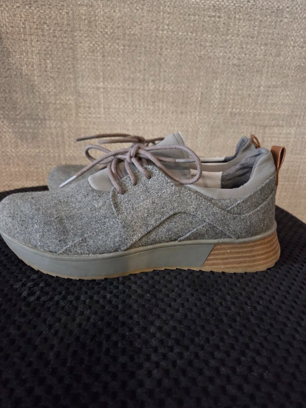 Dr. Scholl's women's gray knit fabric pull on sneakers shoes lace up size 6.5.